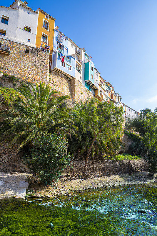 西班牙阿利坎特的Villajoyosa La Vila Joiosa河墙五颜六色的立面